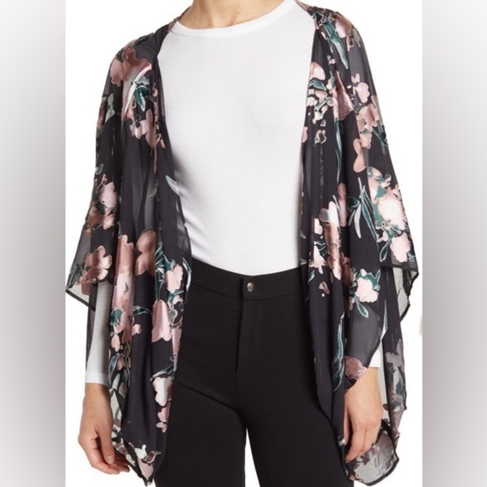 Vince Camuto One Size Burnout Blooms
Short Kimono NWT Black